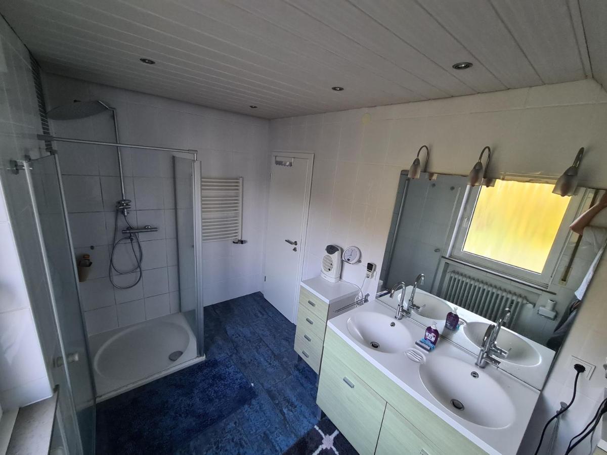 Geraeumiges Ferienhaus In Bad Salzuflen Mit Einfacher Ausstattung, Fuer Geschaeftsreisende, Gruppen Oder Familien Geeignet, 4 Schlafzimmer Exterior foto