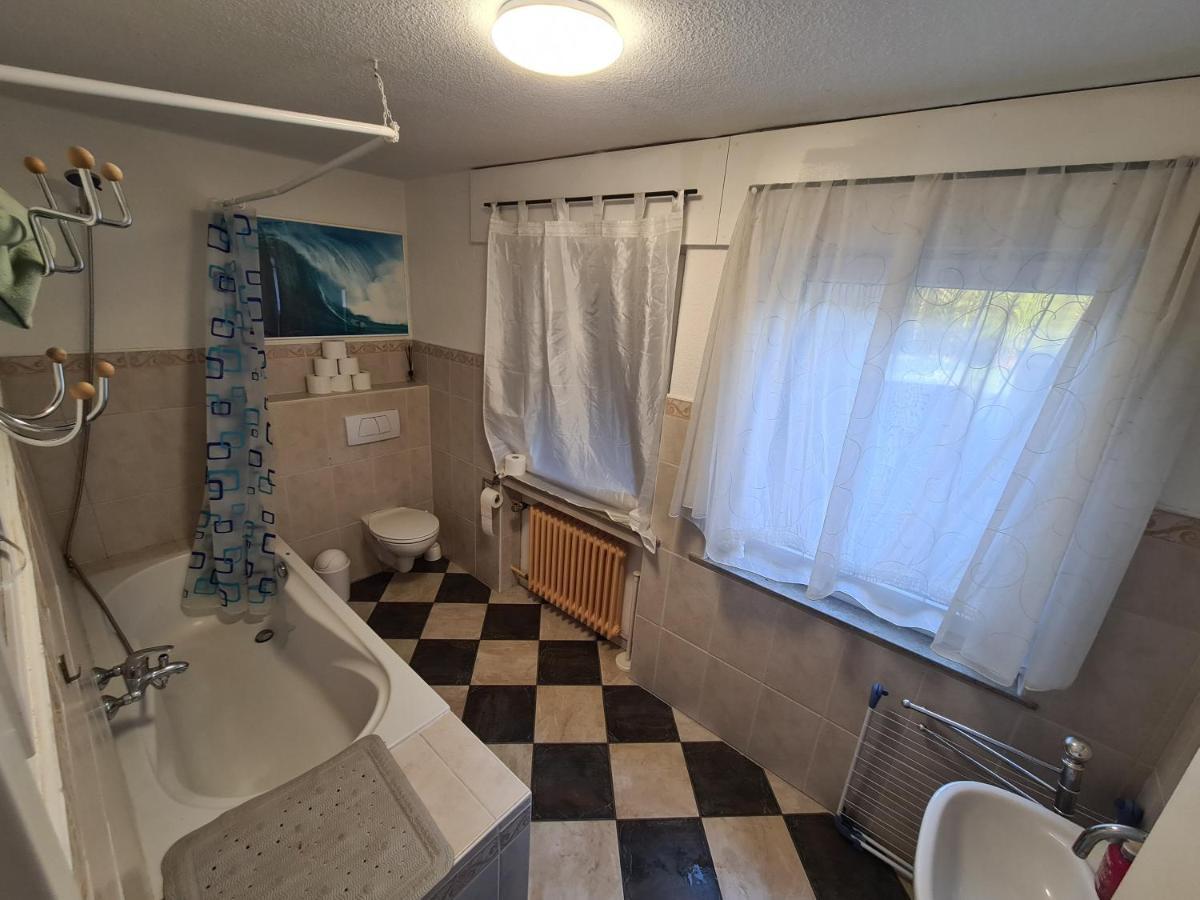 Geraeumiges Ferienhaus In Bad Salzuflen Mit Einfacher Ausstattung, Fuer Geschaeftsreisende, Gruppen Oder Familien Geeignet, 4 Schlafzimmer Exterior foto