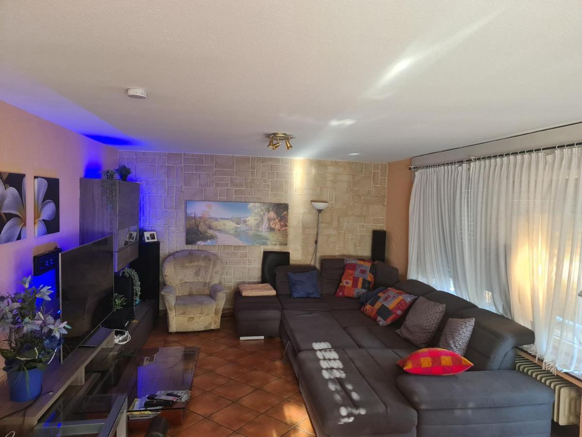 Geraeumiges Ferienhaus In Bad Salzuflen Mit Einfacher Ausstattung, Fuer Geschaeftsreisende, Gruppen Oder Familien Geeignet, 4 Schlafzimmer Exterior foto